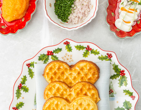 Вафли с икрой ряпушки