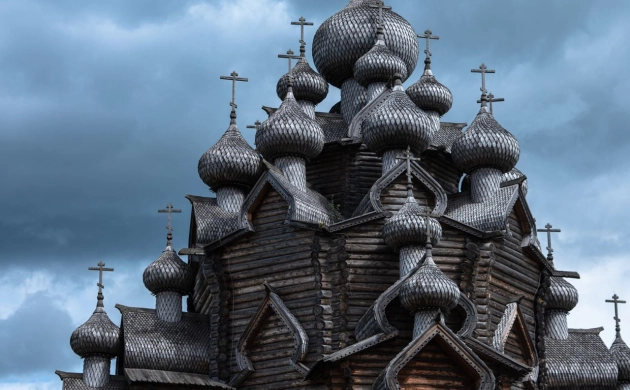 Церковь Покрова Пресвятой Богородицы. Точно такой же 25-главый деревянный храм построили при Петре I в Вологодской области. Находится в Богословке