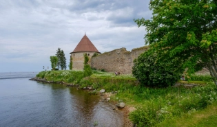 За башней – Ладожское озеро, самое большое хранилище пресной воды в Европе