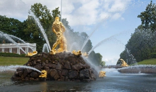 Самсон – самый мощный фонтан Петергофа. Высота водяного столба – 21 метр