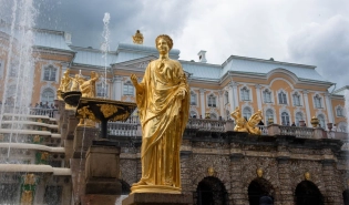 Все статуи в главном фонтане Петергофа – Большом каскаде, сделаны из позолоченной бронзы