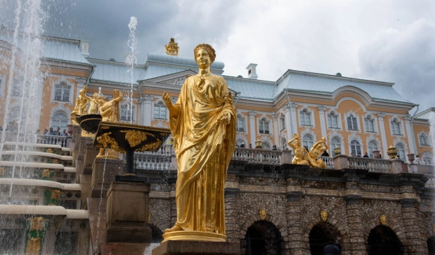 Все статуи в главном фонтане Петергофа – Большом каскаде, сделаны из позолоченной бронзы