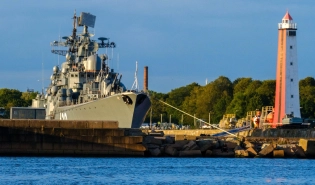 Гавань Кронштадта и эсминец "Беспокойный" – тренировочный корабль Балтийского флота и, с 2018 года, музей