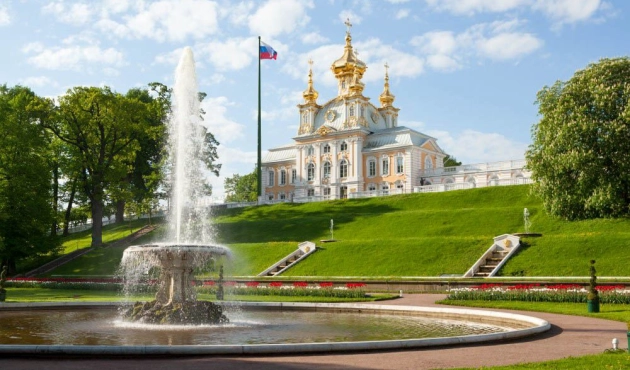 Вид на церковь из Нижнего парка