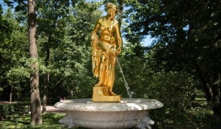 Золочёная статуя в парке. Конкретно эта наполняет бездонную чашу