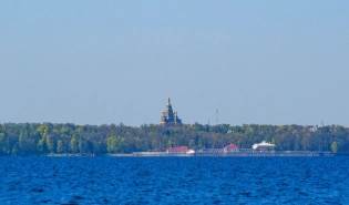 Вид на петровский "Монплезир" с воды. Позади стоит Петропавловский собор (да-да, тёзка крепости), находящийся в городе Петергофе.