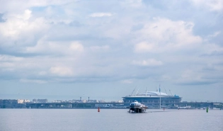 Панорама удаляющегося Петербурга. Видно новый стадион и Западный скоростной диаметр (он же ЗСД)
