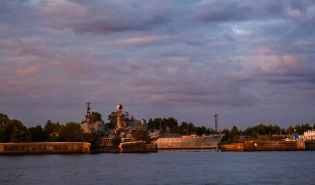 В гавани Морского завода ждут своей участи списанные корабли