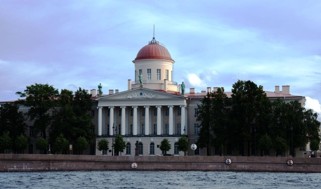 Бывшее здание таможни, а сейчас Литературный музей с подлинными рукописями Пушкина