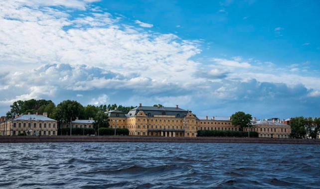 Меньшиковский дворец – самый роскошный дворец Петербурга начала 18-ого века. Даже роскошнее, чем у Царя