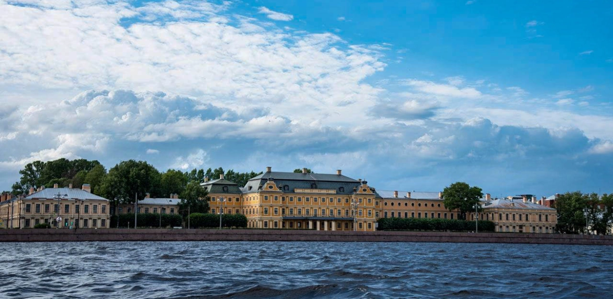 Вид на Меньшиковский дворец