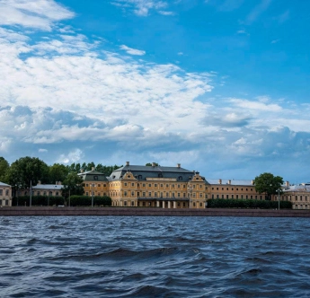 Вид на Меньшиковский дворец