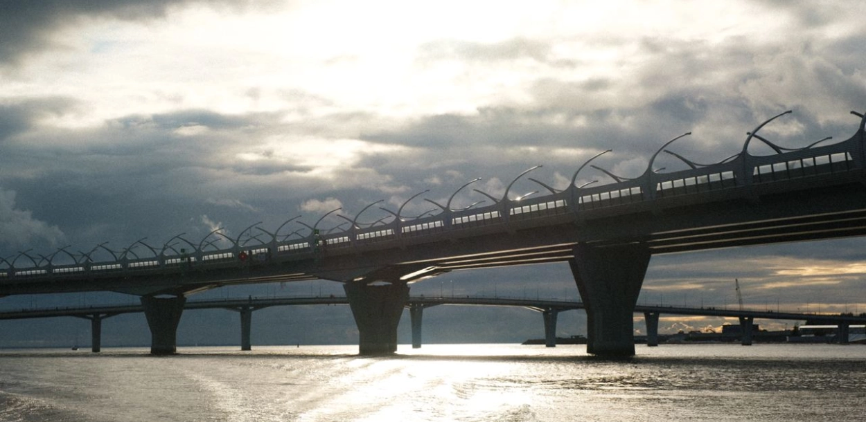 ЗСД и пешеходный Яхтенный мост – благодаря ему можно переходить с Крестовского острова к парку 300-летия на большой земле