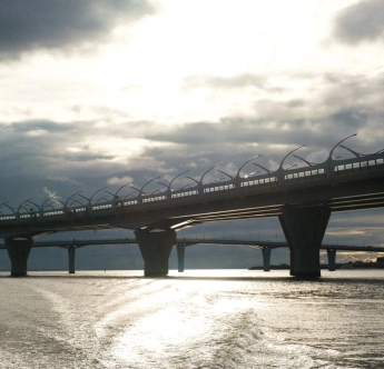 ЗСД и пешеходный Яхтенный мост – благодаря ему можно переходить с Крестовского острова к парку 300-летия на большой земле