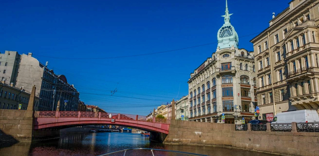 Универмаг "У Красного моста", один из самых люксовых магазинов Петербурга