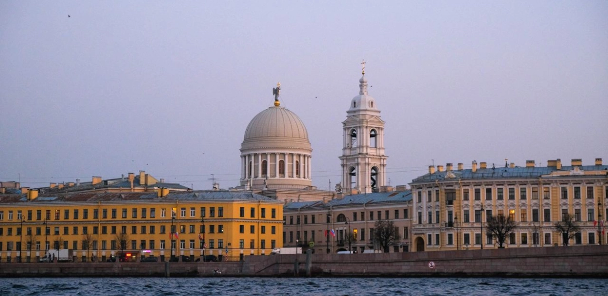 Собор Святой Екатерины, вдоль Васильевского острова